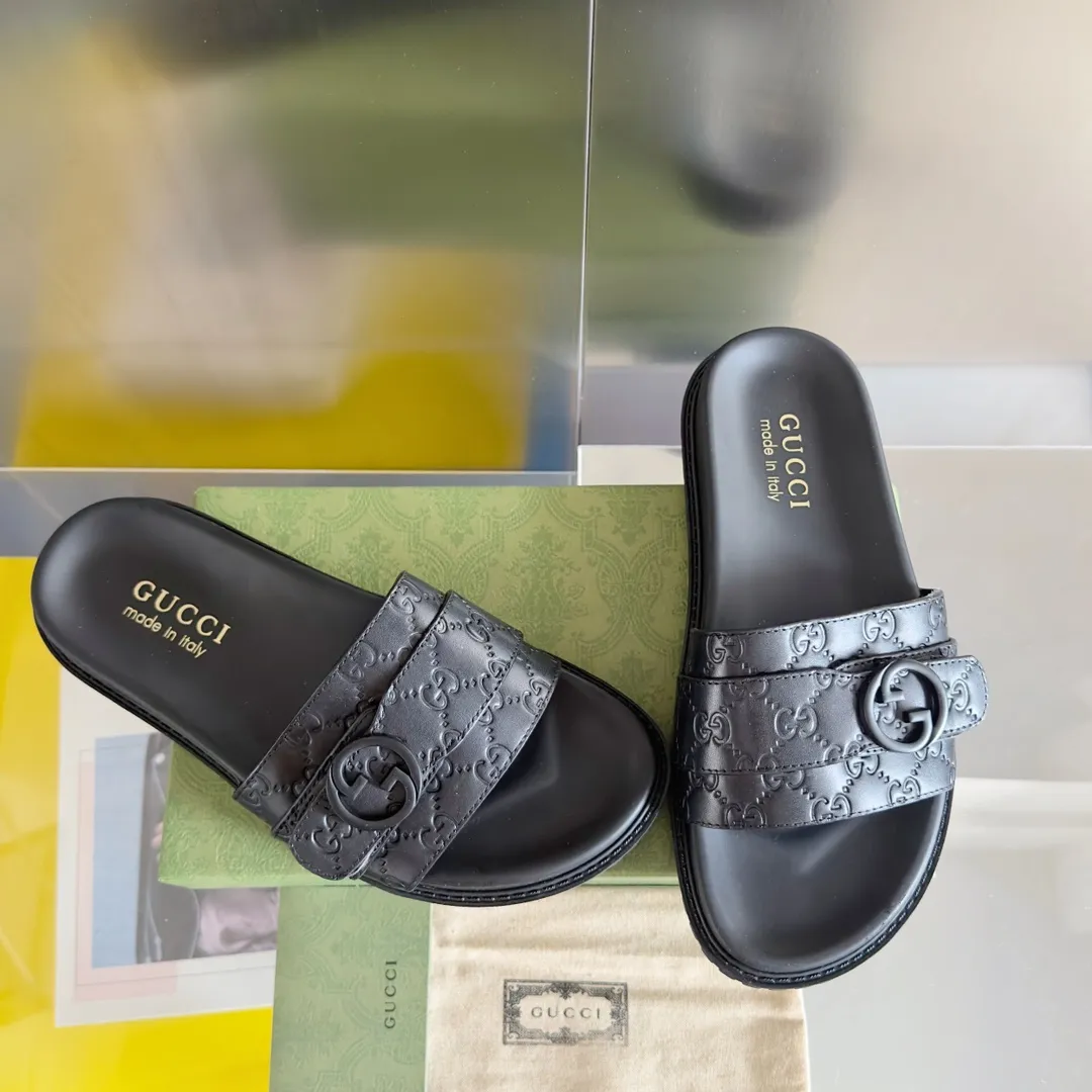 [G Home] Men's Men's Shoes💰: 300💰Size: 38-45 🆕2024Gucci Gucci Summer New Style Double G Presbyopia Flip-flops Cross Sandals Thick Sole Slippers Beach Shoes Original Purchase and Development Production G family's 2024 new summer dark horse items, fashion bloggers at home and abroad have put on the show, and it has become popular on social platforms at home and abroad. Fashionistas must pay for it, and they spend a lot of money to create ingenious craftsmanship and accurately restore every detail. Exquisite packaging at the delivery counter🛍📦 ▪️ Fabric: Original imported double G presbyopic leather ▪️ Lining: Original imported leather ▪️ Sole: Original open molded T men's shoes 💰U outsole ▪️ Bottom thickness: 3CM